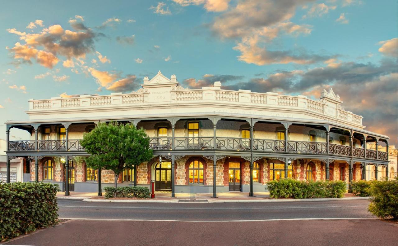 Farmers Home Hotel Нортам Экстерьер фото